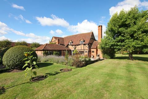 Wall House: Haus aus dem 15. Jahrhundert mit Pool und ummauertem Garten zum Verkauf in Windsor