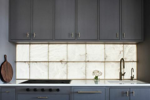 Küche mit hinterleuchtetem Backsplash