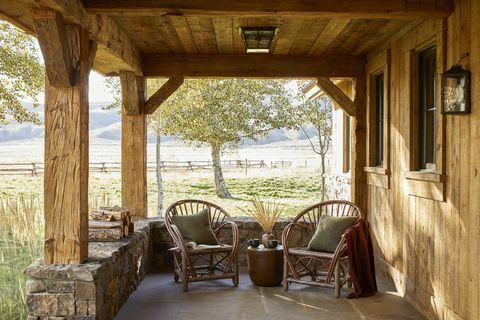 Veranda mit Stühlen und Blick ins Freie