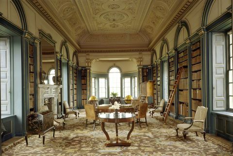 Blick auf die Bibliothek von der Tür des Bücherraums mit Blick auf die Fenster in der Wimpole Hall in Cambridgeshire