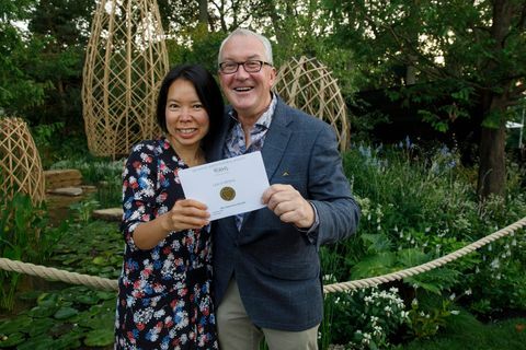 die designer chin jung chen und peter chmiel posieren mit ihrem goldpreis für den guangzhou china guangzhou garden auf der rhs chelsea flower show 2021, dienstag, den 21. september 2021 die show is im Herbst zum ersten Mal im Zuge der Covid-Pandemie stattfindende limitierte Tickets sind für diese einmalige RHS-Show erhältlich, die dienstags für das Publikum geöffnet ist luke macgregor