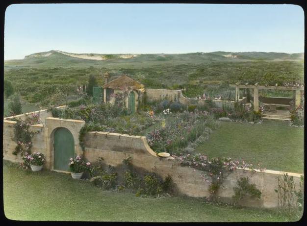 Garten und Spalier mit Blick auf Sanddünen, Robert Carmer Hill House, " Grey Gardens", Lily Pond Lane, East Hampton, New York, USA, 1914