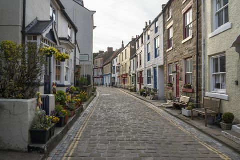 Hauptstraße im Dorf von Staithes, North Yorkshire, England