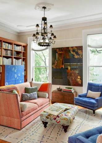 Kathleen Walsh Wohnzimmer, rosa Couch, blaue Stühle, cremefarbene Wände, florale Ottomane