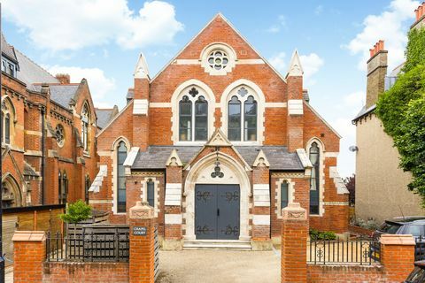 Die moderne Wohnung in einer ehemaligen Kapelle steht zum Verkauf in East Dulwich, London