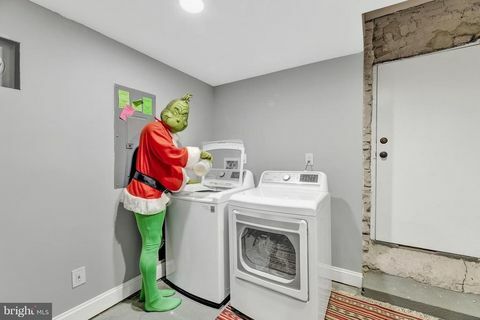 Das Grinch hilft einem Immobilien-Team in Baltimore, ein süßes Drei-Schlafzimmer-Apartment zu verkaufen