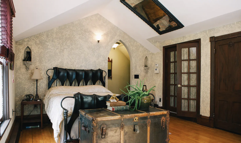 Hauptschlafzimmer des gruseligen Herrenhauses Airbnb