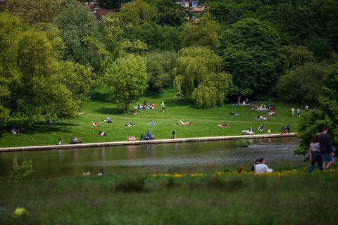 Einheimische und Touristen genießen das Wetter in Hampstead Heath, London