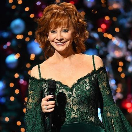 nashville, tn november 14 Aufnahmekünstler reba mcentire moderiert 2017 auf der Bühne cma country Weihnachten an der Grand Ole Opry am 14. November 2017 in Nashville, Tennessee Foto von Jason Daviswireimage