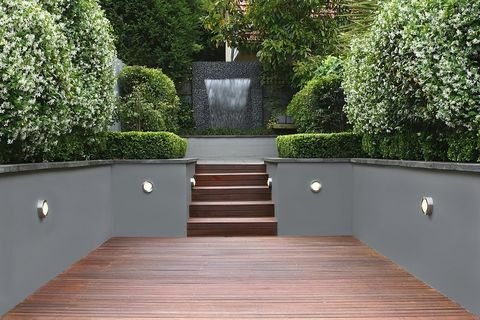 Garten mit Lichtern und Holztreppen in Sydney