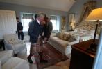 Prinz Charles eröffnet die Granary Lodge, ein Bed & Breakfast im Castle Mey in Schottland