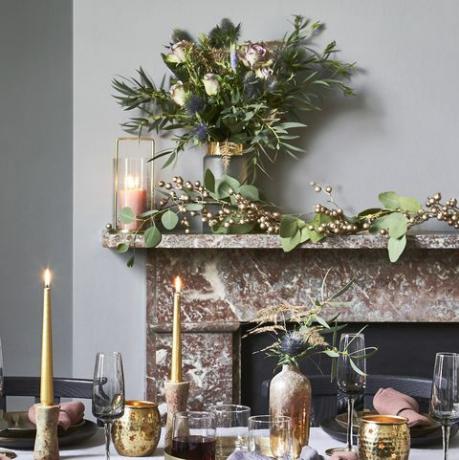 weihnachtlich dekorierter Tisch mit einem Kaminsims aus Zinnplatte und KaminsimsKerzenhalter, £ 39, West Ulm Vase, £ 75 für zwei, Cox Cox Bouquet, £ 38, Bloom Wild Table £719Stühle, £229 je Willis Gambier Tischdecke, £75, Ferkelkissen, £18, Barker Stonehouse Untersetzer, £16 Besteckset, £35 beide Debenhams Dekanter, £6750 Champagnerflöten, £1450 pro Tablett, £9550 Vase, £32 Kerzenleuchter, £7640 für vier alle broste Copenhagen Kerzen, £450 pro Stück, kuriose Eier-Teelichthalter, £10 pro Stück, National Trust Shop Speiseteller, £10 pro Stück, Habitatsalat-Teller, £10 pro Stück, West-Ulmen-Becher, £33 für sechs, Neptun-Kuchenständer, £28 Untersetzer, £32 für vier Rowen Wren Pink Servietten, £ 549 pro Stück, Leinenme Grey Serviette, £ 18 für zwei, Kreide Pinklinen Company Mince Pies, £ 799 für sechs, Daylesford Giftwrap, £ 3 Blatt, Rowen Wren Messingschale, Â£32 für vier, Broste Copenhagenste