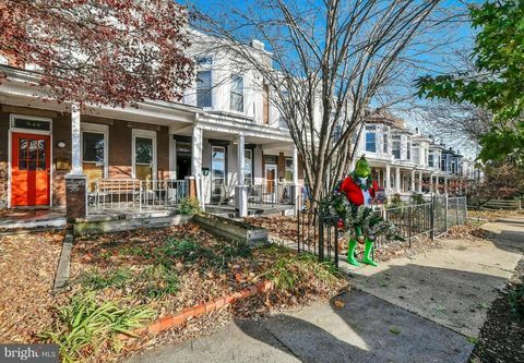 Das Grinch hilft einem Immobilien-Team in Baltimore, ein süßes Drei-Schlafzimmer-Apartment zu verkaufen