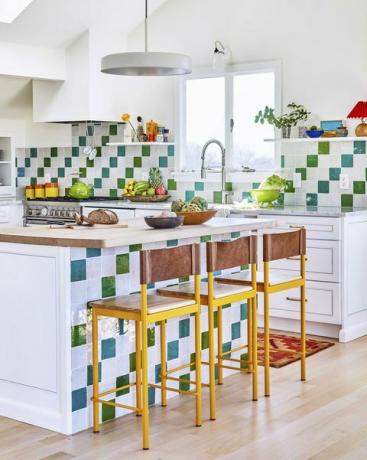 Küche mit weißen blauen und grünen Fliesen, Holzarbeitsplatte