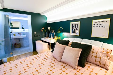 das luxe zimmer im mood hotel, eine zusammenarbeit zwischen argos und pinterest in bethnal green, london das weltweit erste hotel Das Konzept wird unter Verwendung von Artikeln des ikonischen High Street-Einzelhändlers kuratiert, basierend auf den Einrichtungstrends, die sich aus der sozialen Plattform ergeben. Pinterest