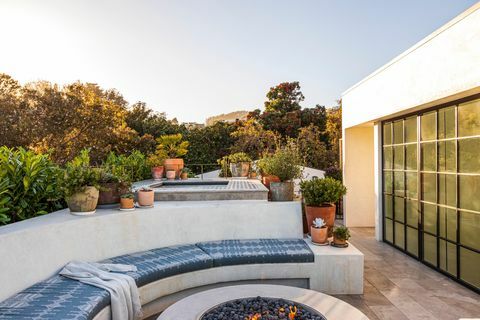 Dachterrasse mit eingebauten Sitzgelegenheiten