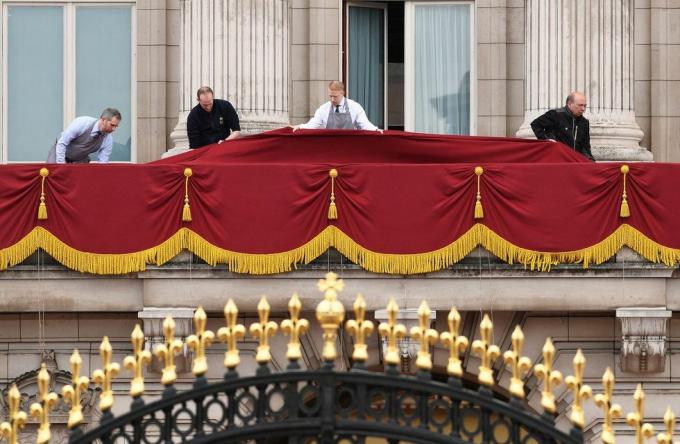 Vorbereitungen für den Balkon des Buckingham Palace