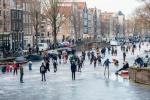 Eisläufer gleiten über Amsterdams gefrorene Kanäle während Europas Big Freeze