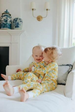 zwei Kinder im Pyjama