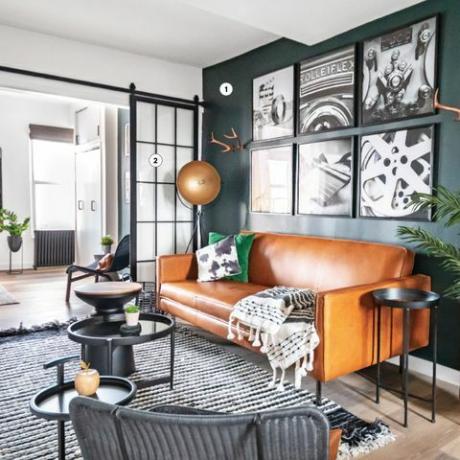 grünes Wohnzimmer mit orangefarbener Ledercouch