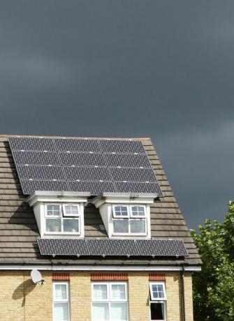 Sonnenkollektoren auf Dach des Hauses an einem bewölkten Tag