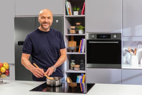 Simon Rimmer mit Staubsauger-Küchengeräten