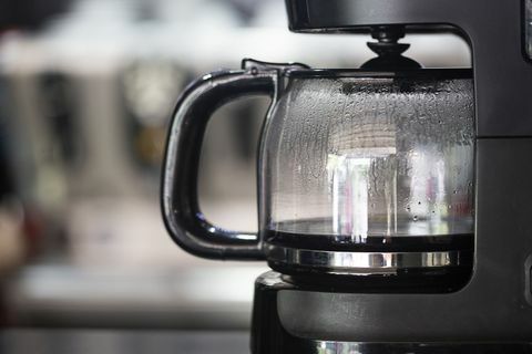 Kaffeemaschine ist bereit für den ersten Kaffee am Morgen