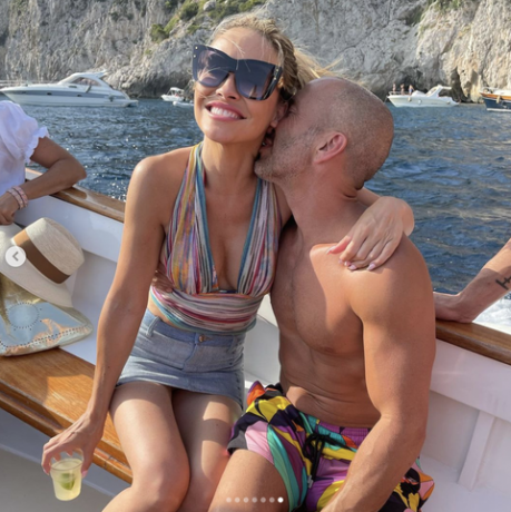 Chrishell Stause und Jason Oppenheim auf einem Boot küssen