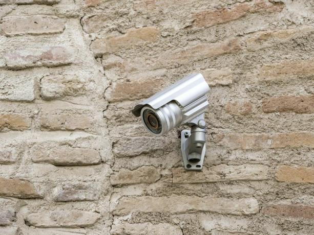 Überwachungskamera auf einer alten Mauer aus Ziegeln