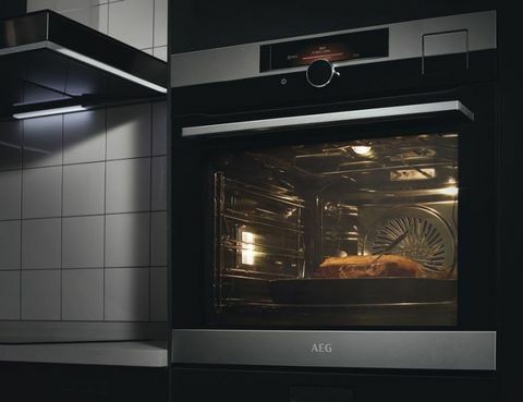 Der neue elektrische Backofen Sensecook Pyro BPK842720M von AEG für 1.049 GBP verfügt über einen innovativen Lebensmittelsensor für eine genaue Steuerung