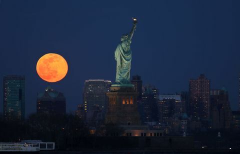 Super Worm Moon geht in New York City auf