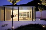 Luxusvilla aus Glas mit Garten im japanischen Stil in der Schweiz steht zum Verkauf