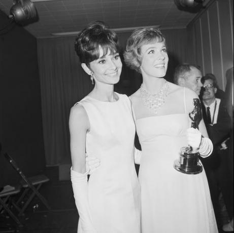 Audrey Hepburn und Julie Andrews mit Oscar