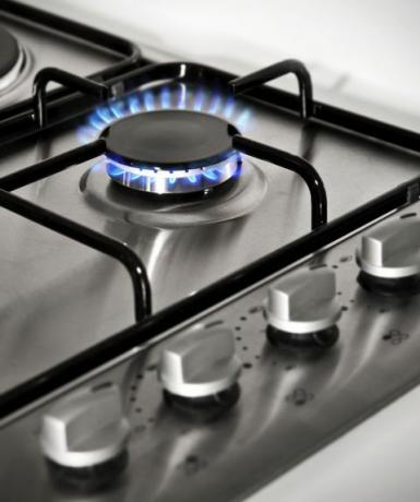 blaue Flammen eines Gasherds in der Kücheähnliche Bilder