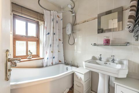 Klassisches weißes Badezimmer