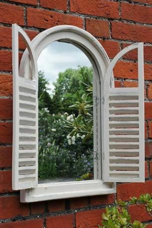 Gartenwandspiegel mit Fensterläden