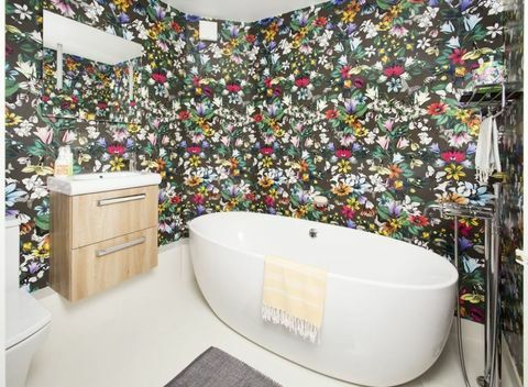 Mutige Blumentapete - Badezimmerumarbeitung