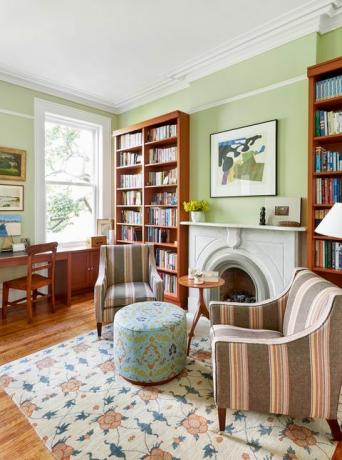 kathleen walsh office, Wände mit grüner Farbe, weißer Kamin, gestreifte Stühle, florale Ottomane, floraler Teppich