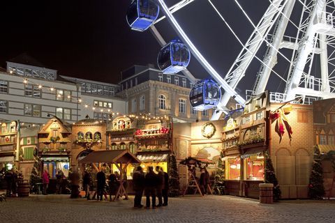 Weihnachtsmarkt und Riesenrad in der Altstadt von Düsseldorf.