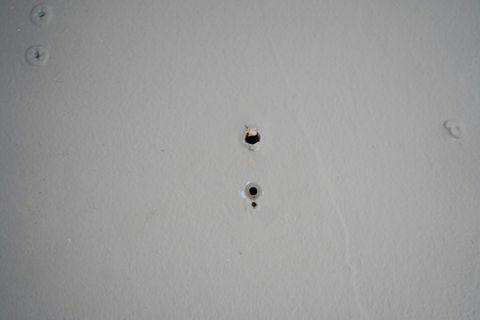 kleine Bohrlöcher in einer Wand