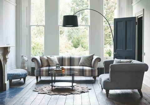 PARKER KNOLL l Isabelle Großes Zweisitzer-Sofa aus Onyx-Salbei, £ 1,814; Isabelle Snuggler in Molly Teal, £ 1,221
