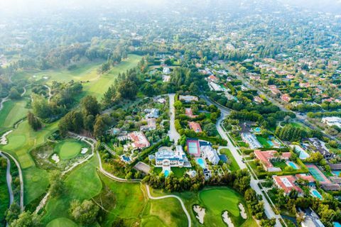 Luftbild von Bel Air Los Angeles Nachbarschaft mit Villen und Golfplatz. Bel Air, Los Angeles County, Kalifornien.
