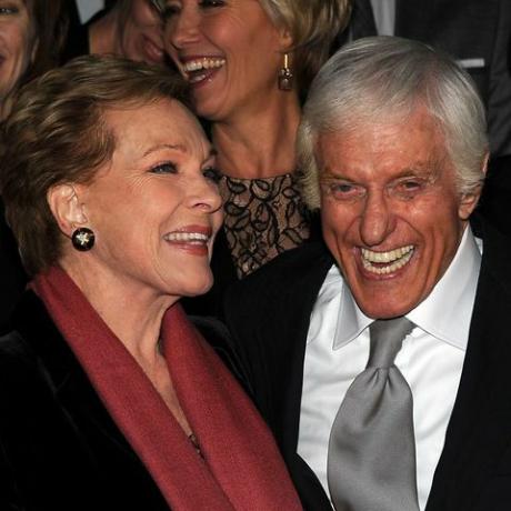 burbank, ca. dezember 09 schauspieler julie andrews und dick van dyke besuchen die us-premiere von disneys, die mr banken retten, die unerzählte hintergrundgeschichte, wie der klassische film mary Poppins hat es am 9. Dezember 2013 in den Walt Disney Studios in Burbank, Kalifornien, auf die Leinwand geschafft. Der Film eröffnet diese Weihnachtszeit Foto von Kevin Wintergetty Bilder