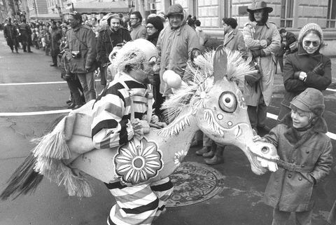 Clown clowns herum für Jugendliche bei Macys Thanksgiving Day Parade 1971