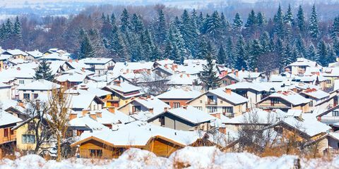 Häuser mit Schneedachpanorama im bulgarischen Skiort Bansko
