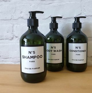 Grüne Badezimmerflaschen - Shampoo - Körperwaschseifenflaschen der Klimaanlage, wiederverwendbare Pumpspenderflaschen eingestellt Kundenspezifische Benennung der Badezimmerzusätze