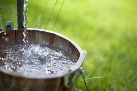 Eimer mit Brunnenwasser