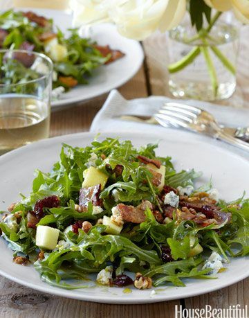 Salat mit Rucola Speck Äpfel Walnüsse und Preiselbeeren