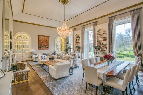 geräumiges Wohnzimmer mit Esstisch und Sofas