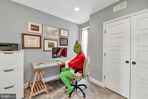 Das Grinch hilft einem Immobilien-Team in Baltimore, ein süßes Drei-Schlafzimmer-Apartment zu verkaufen